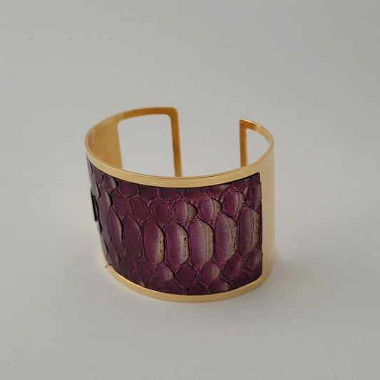 Brazalete de serpiente pitón color malva acabado en oro.