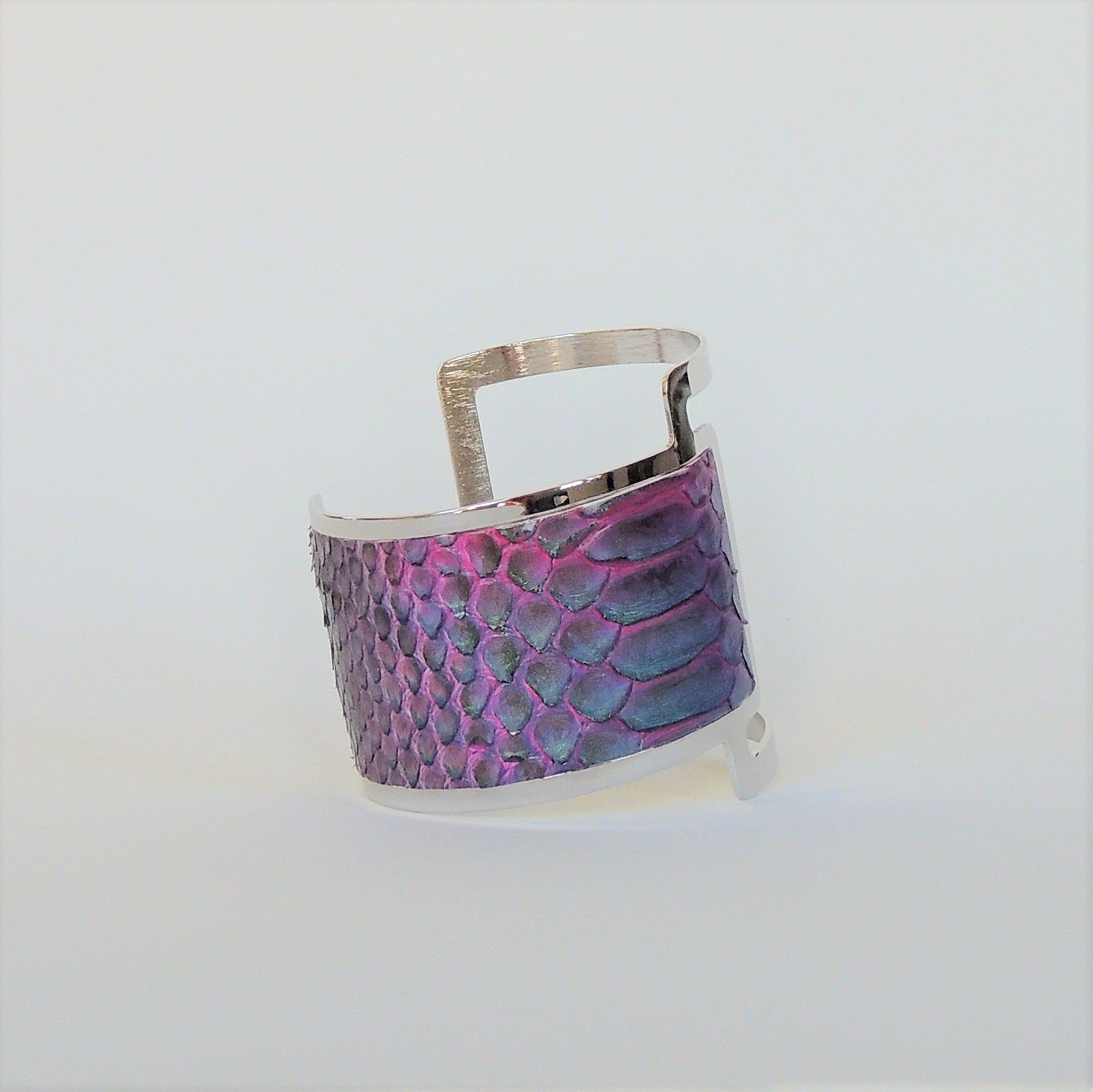 Brazalete de piel de serpiente pitón natural en plata y magenta con dibujo escama grande.