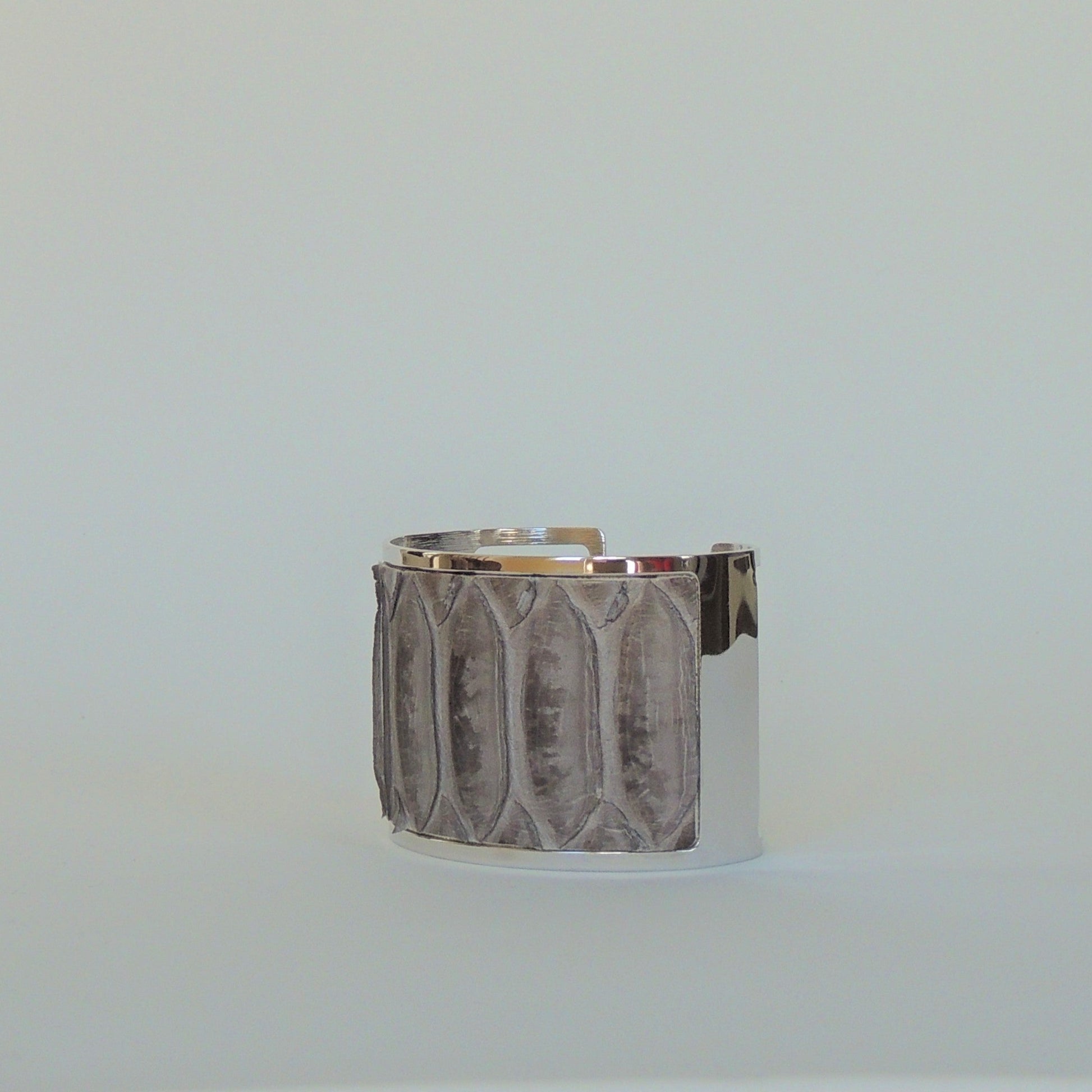 Brazalete de piel de serpiente pitón natural en plata y GRIS con dibujo escama grande.