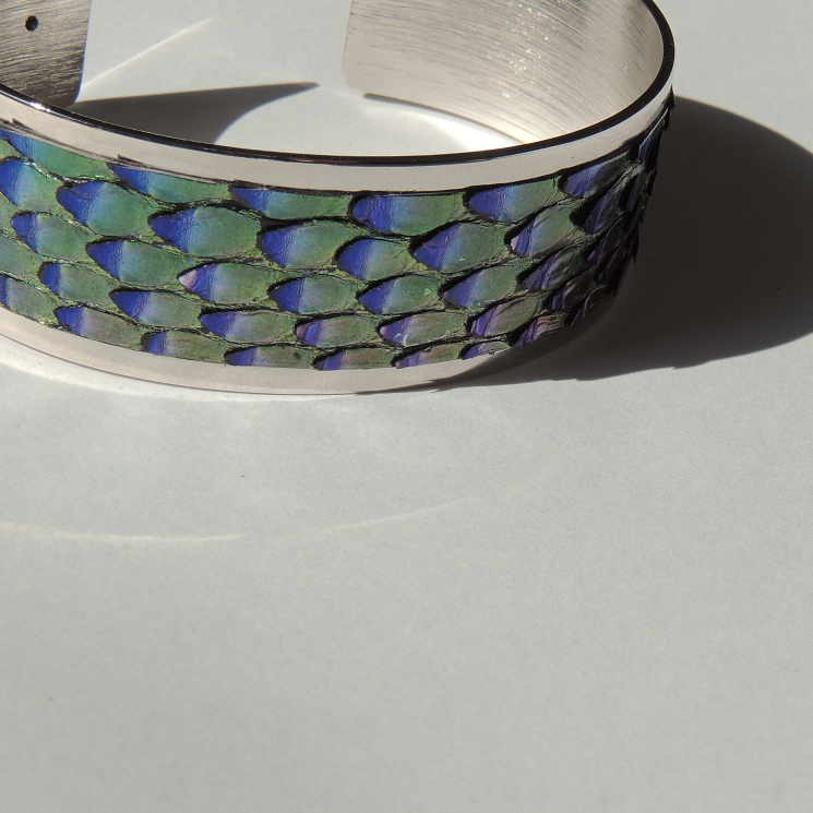 Pulsera de latón bañada en rodio con acabado en piel de pitón natural en varios colores, malva, verde, morado, azul.Pulsera de latón bañada en rodio con acabado en piel de pitón natural en varios colores verde y azul.