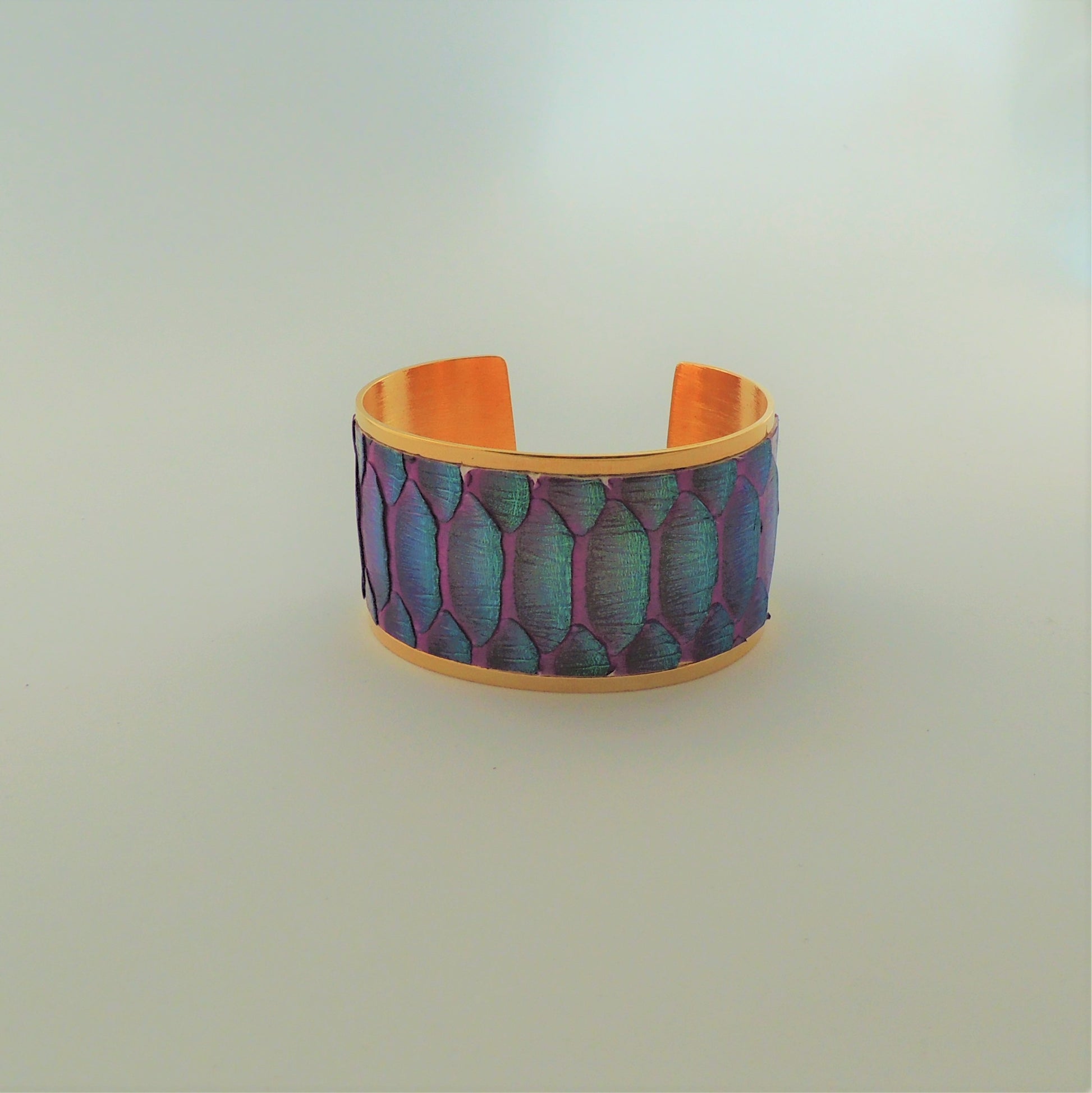 Brazalete de latón bañado en oro con acabado en piel de serpiente natural color magenta con escama grande