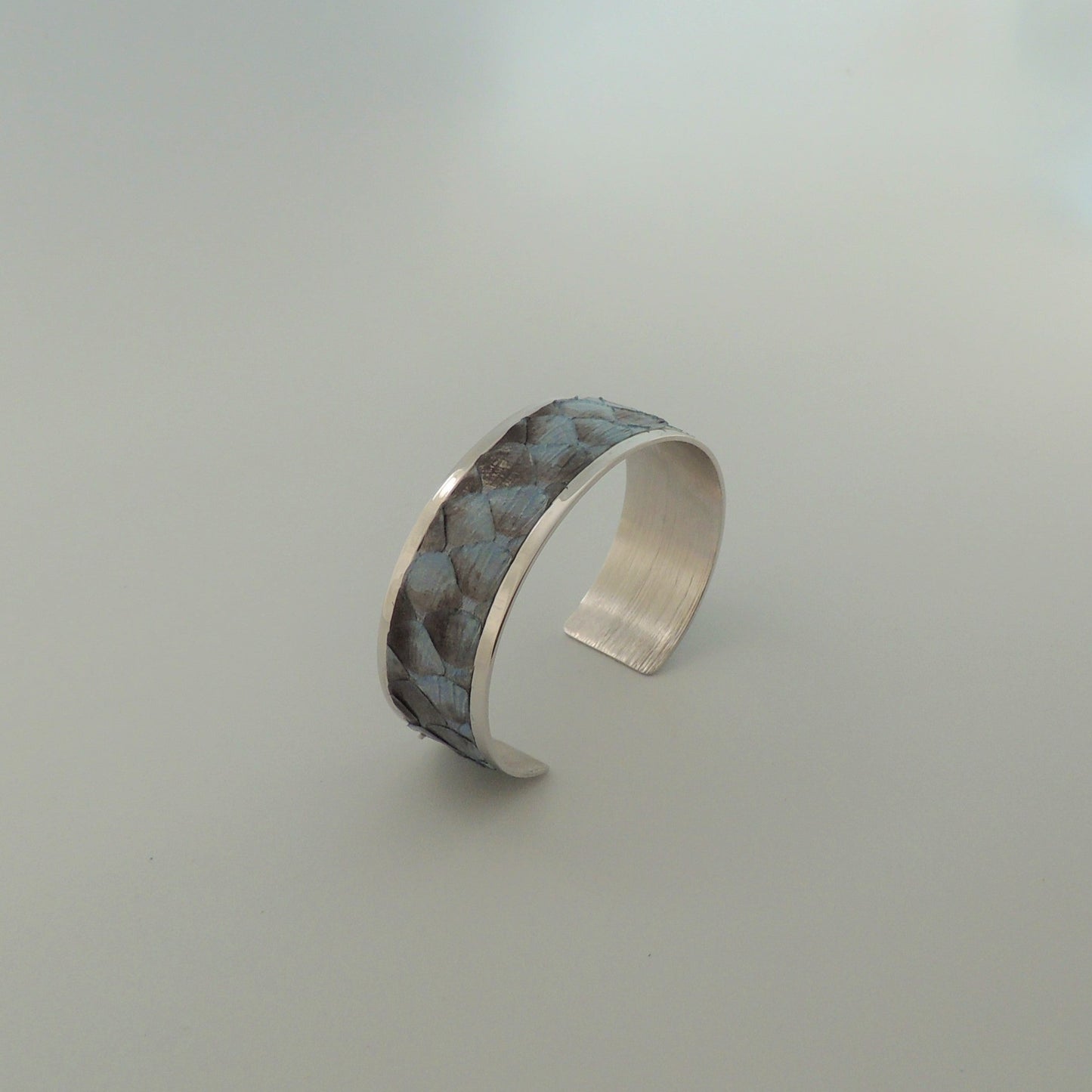 Pulsera de latón bañado en rodio con acabado en piel de serpiente natural color azul