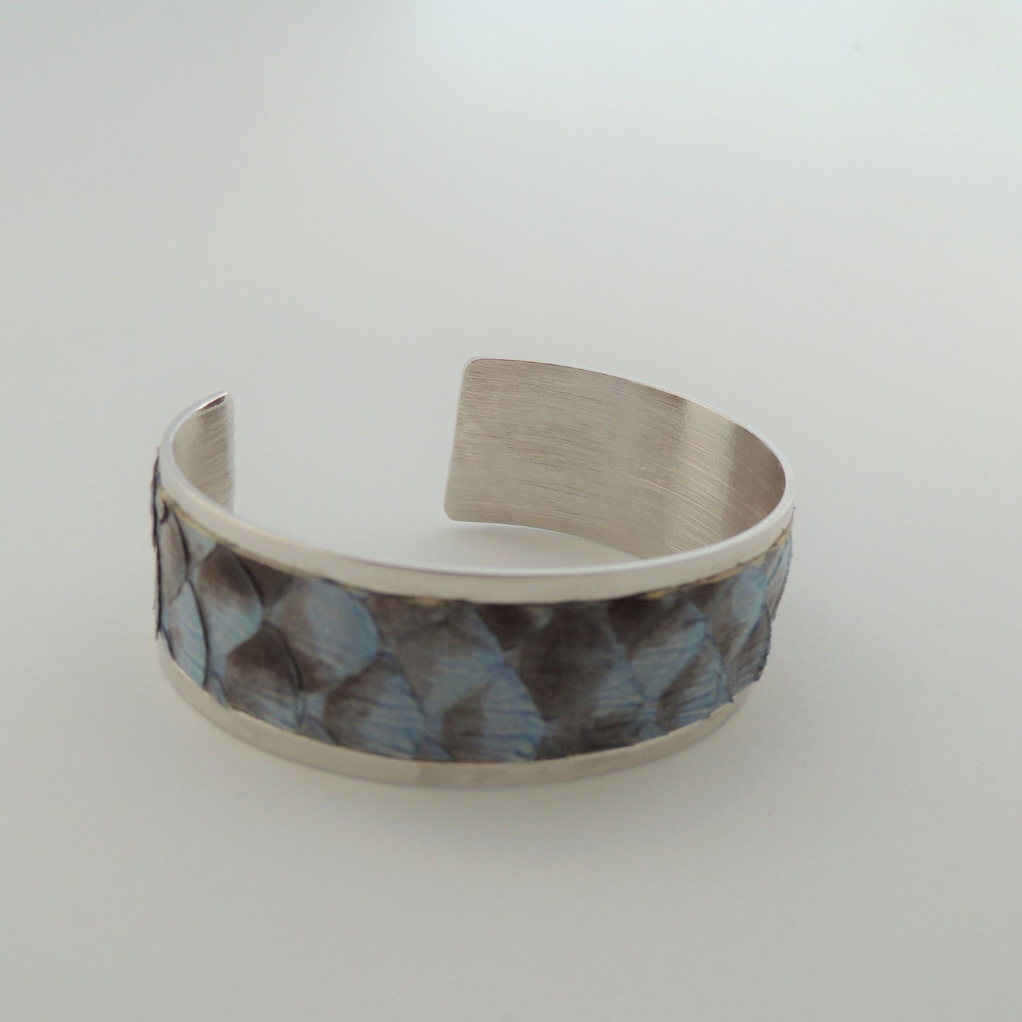 Pulsera de latón bañado en rodio con acabado en piel de serpiente natural color azul