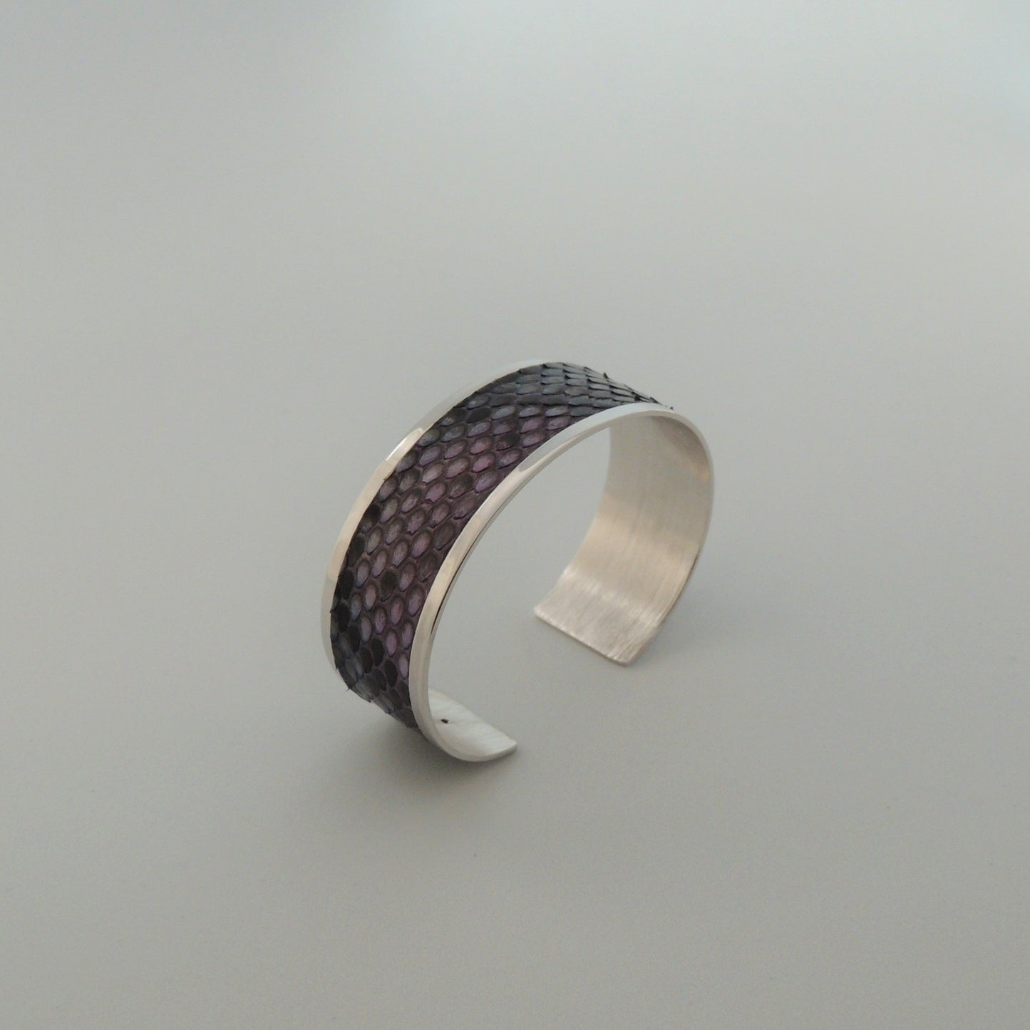 Pulsera de latón bañado en rodio con acabado en piel de serpiente natural color magenta