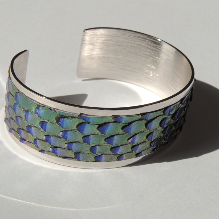 Pulsera de latón bañada en rodio con acabado en piel de pitón natural en varios colores verde y azul.