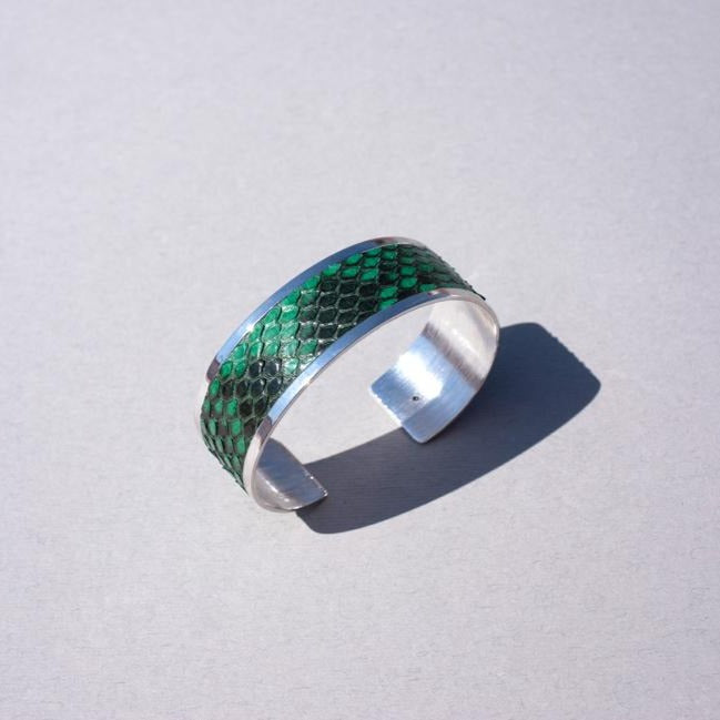 Pulsera de latón bañada en rodio con acabado en piel de pitón natural en varios colore verde.