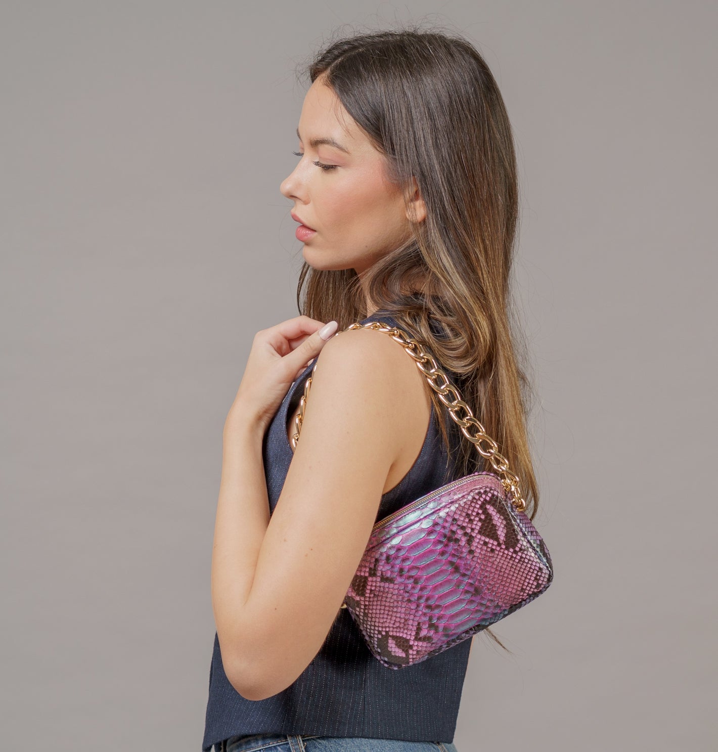 Bolso de piel de serpiente pitón auténtica con cadena metálica XL color magenta