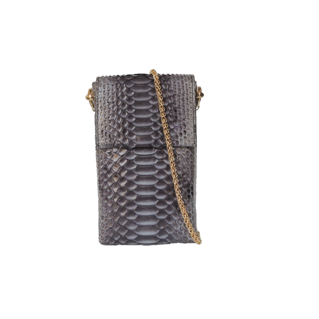 Bolso de piel de serpiente azul metalizado con cadena metálica para llevarlo tipo bandolera