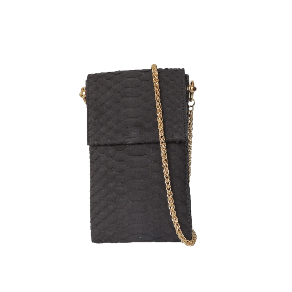 Bolso de piel de serpiente negro con cadena metálica dorada para llevar tipo bandolera cruzado o al hombro