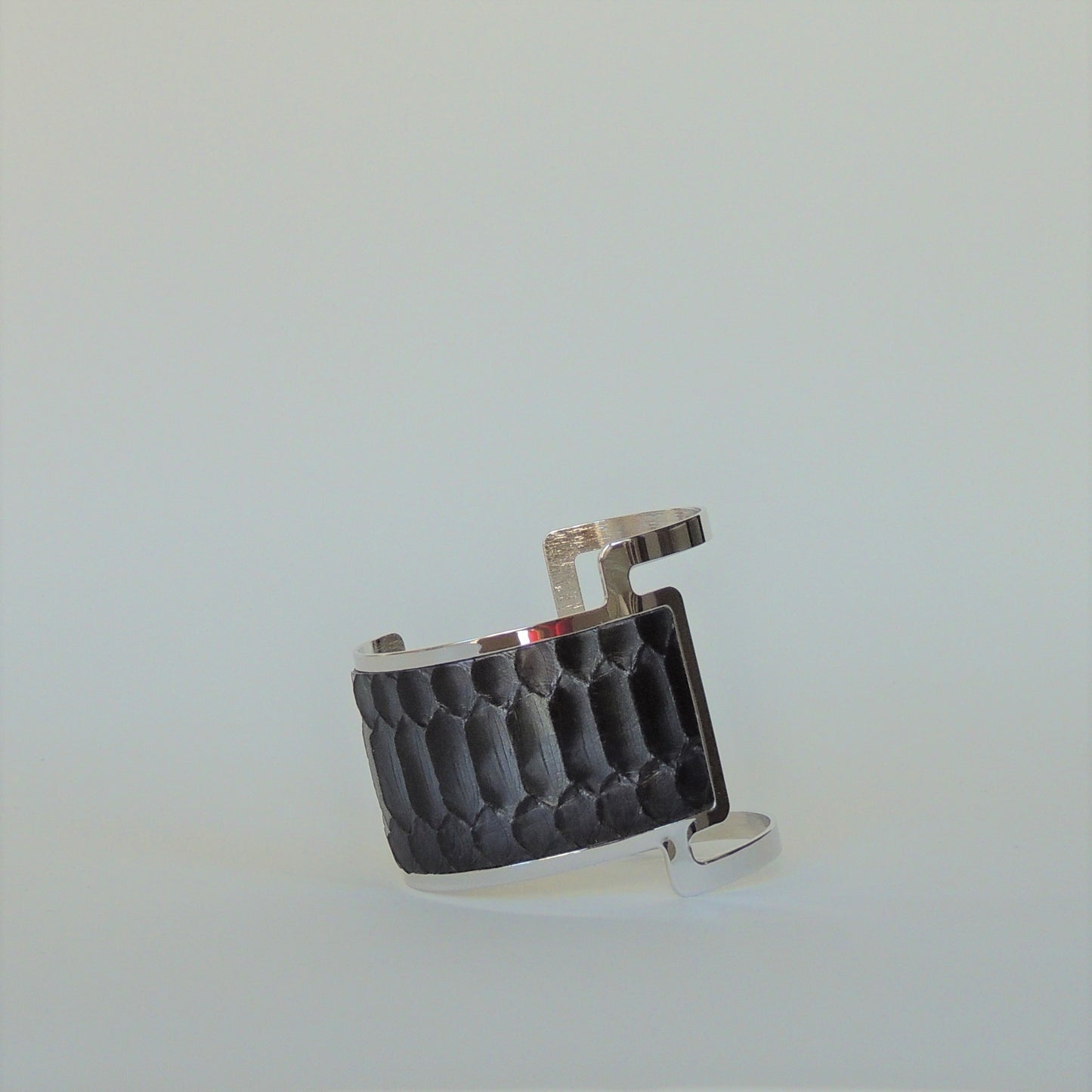 Brazalete de piel de serpiente pitón natural en plata y negro con dibujo escama grande.