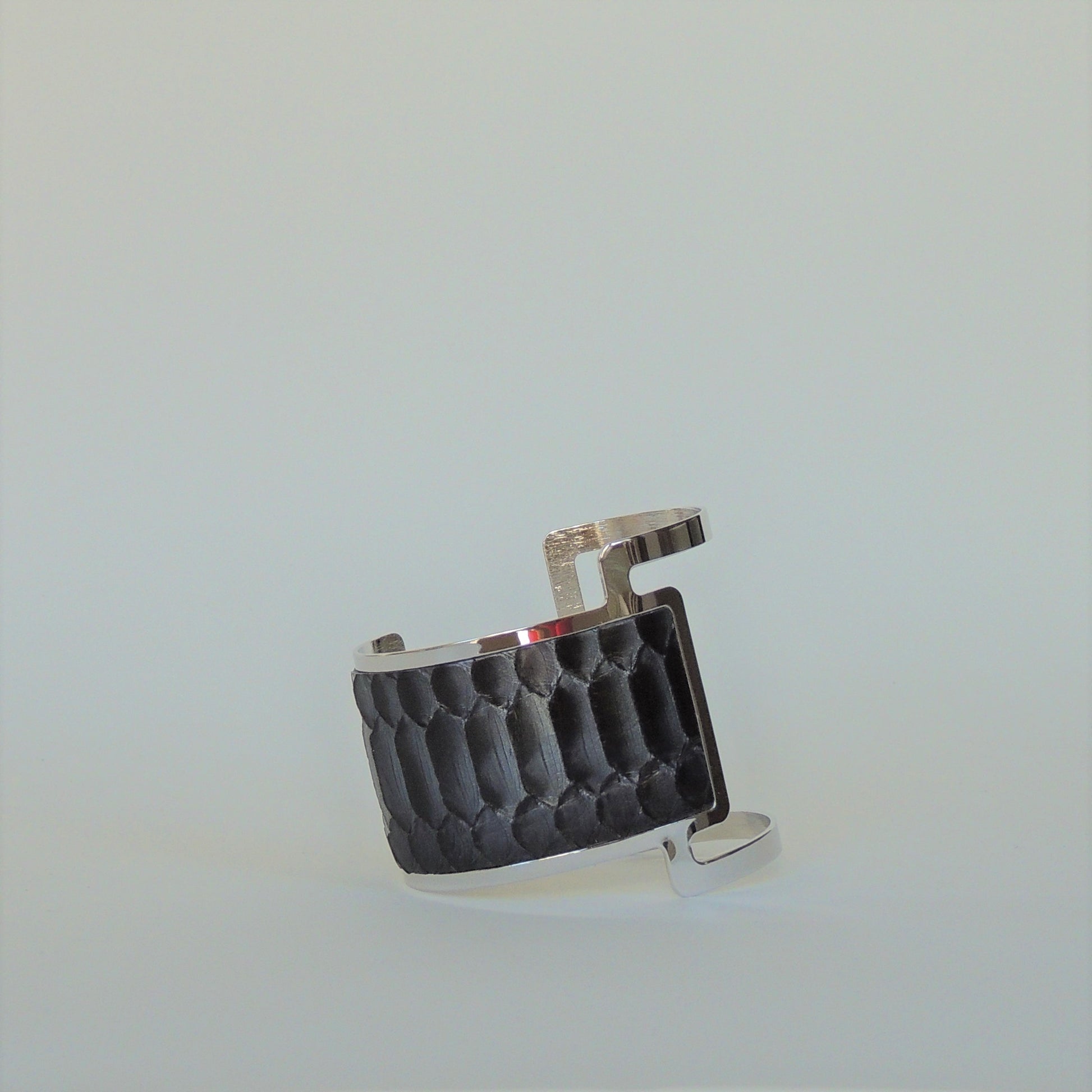 Brazalete de piel de serpiente pitón natural en plata y negro con dibujo escama grande.