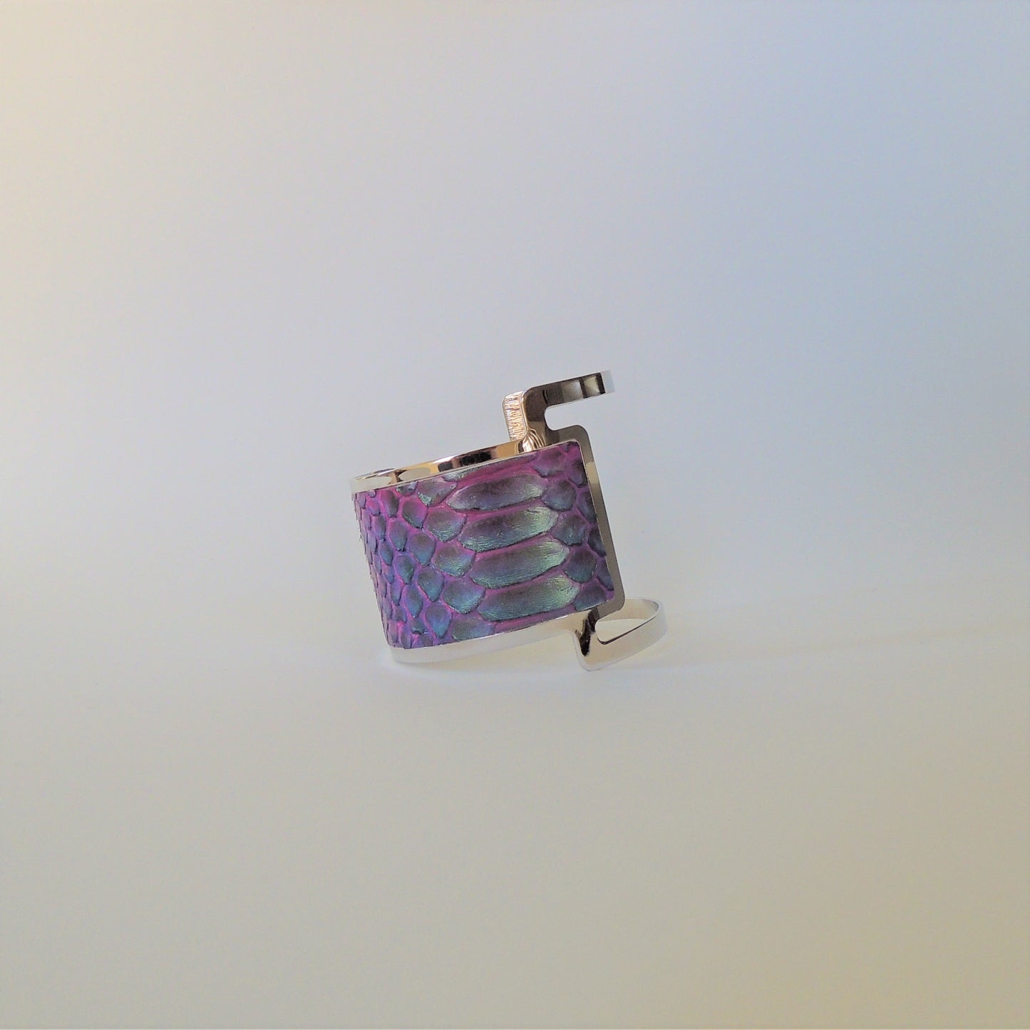 Brazalete de piel de serpiente pitón natural en plata y magenta con dibujo escama grande.