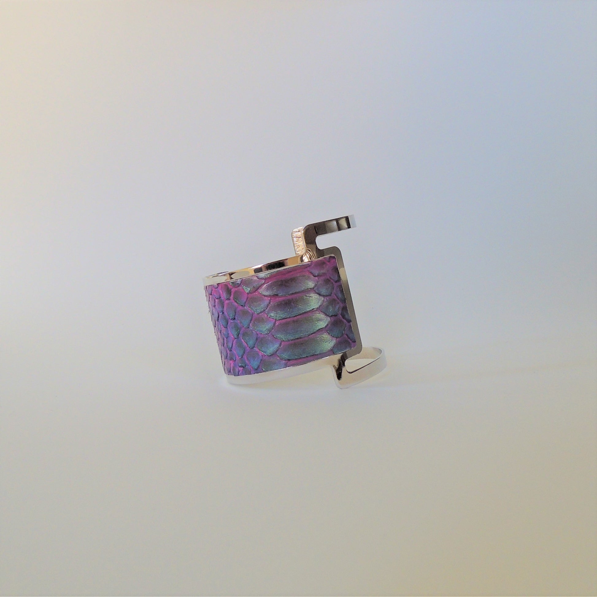 Brazalete de piel de serpiente pitón natural en plata y magenta con dibujo escama grande.