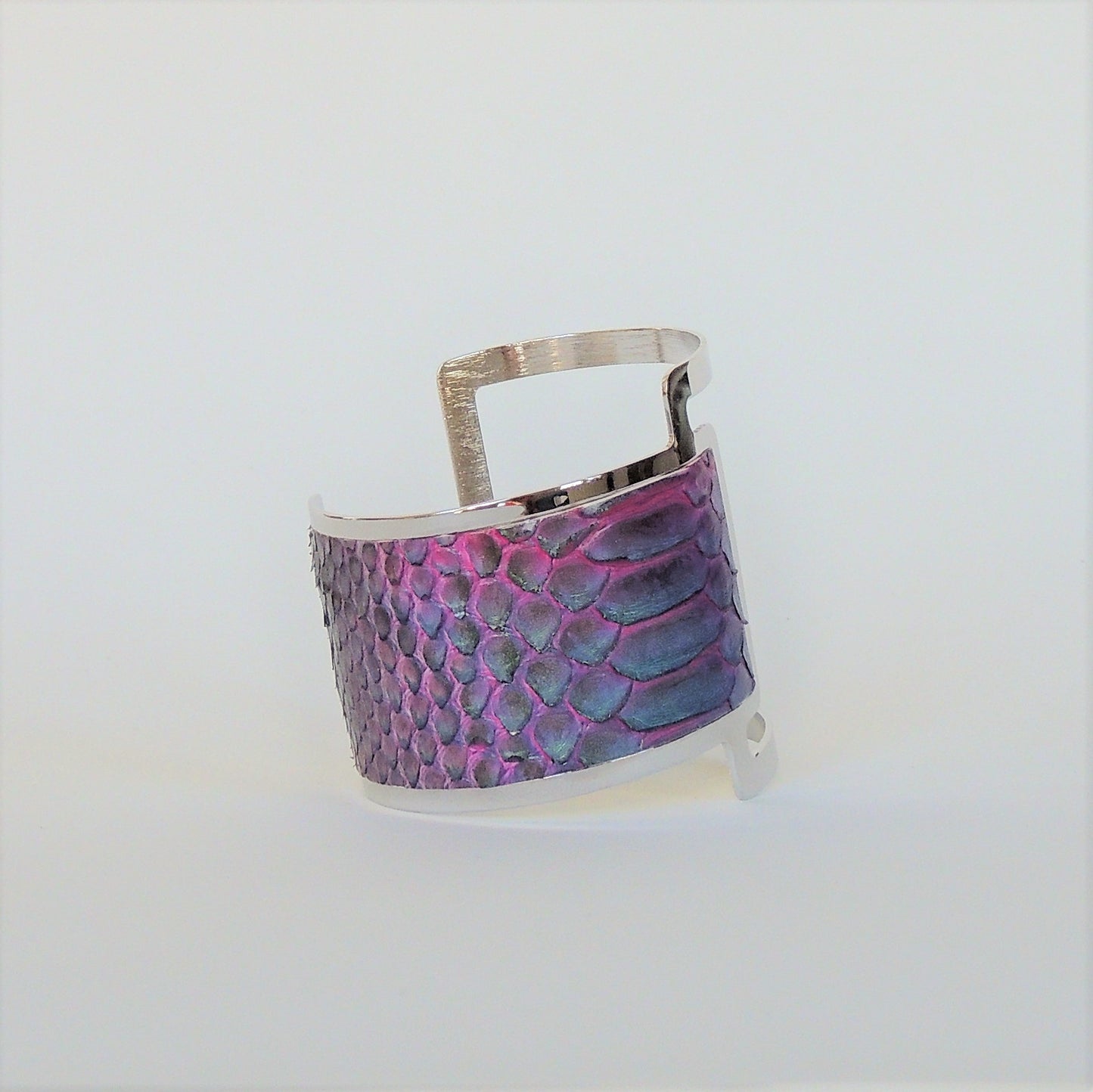 Brazalete de piel de serpiente pitón natural en plata y magenta con dibujo escama grande.