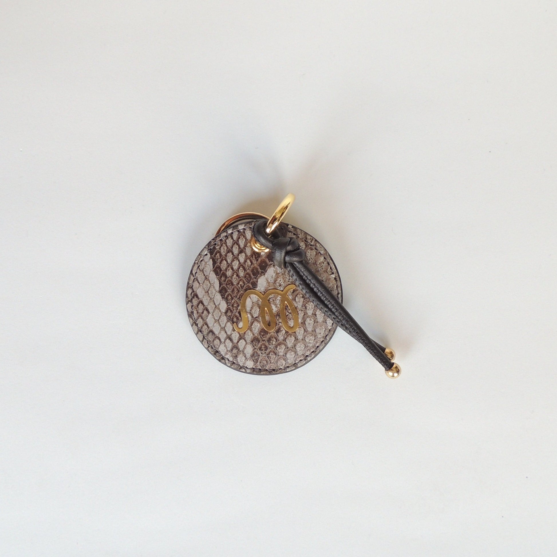 Llavero de piel de serpiente pitón gris