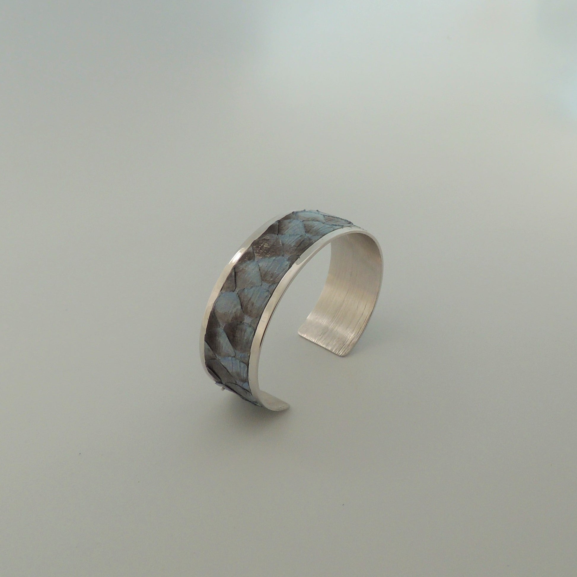 Pulsera de latón bañado en rodio con acabado en piel de serpiente natural color azul