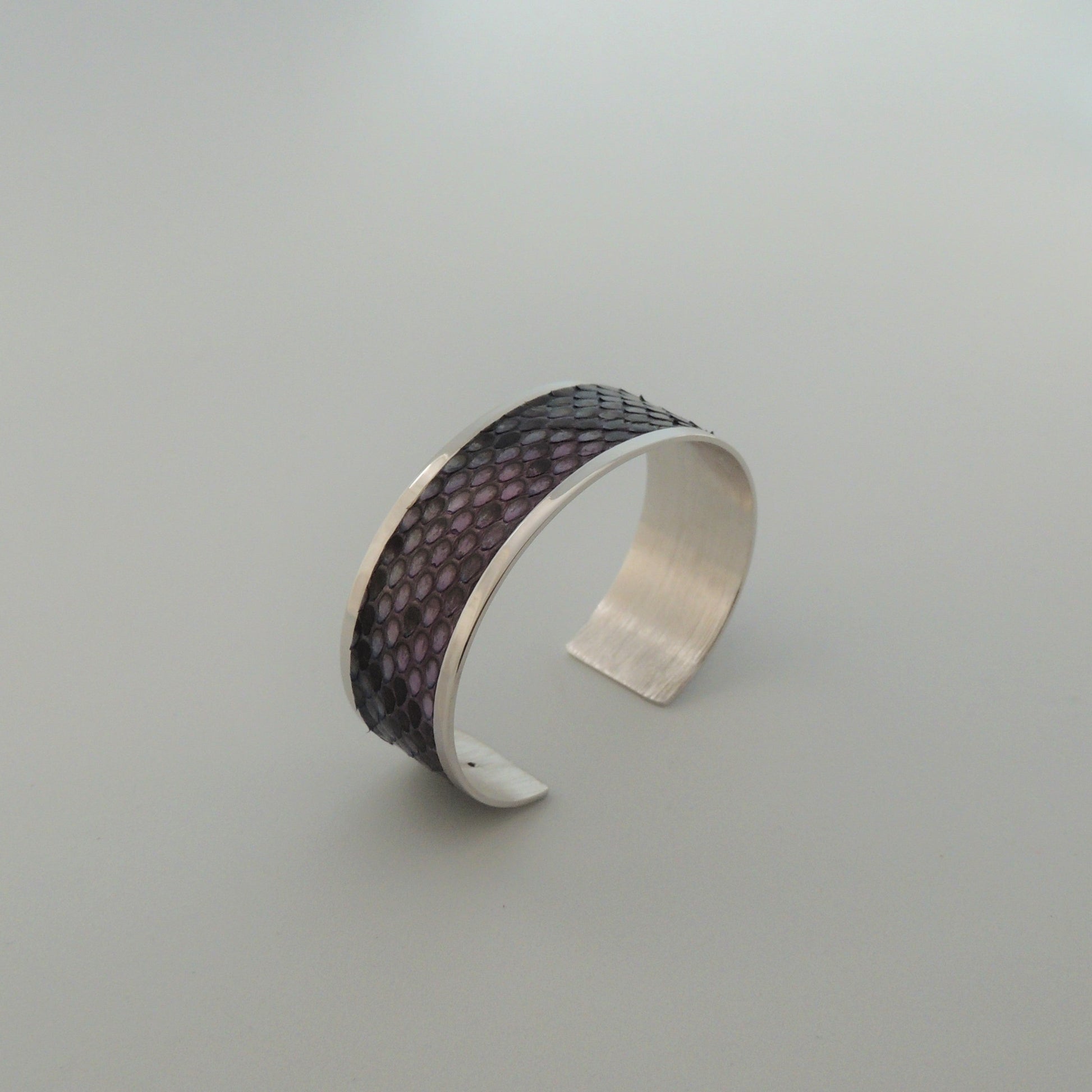 Pulsera de latón bañado en rodio con acabado en piel de serpiente natural color magenta