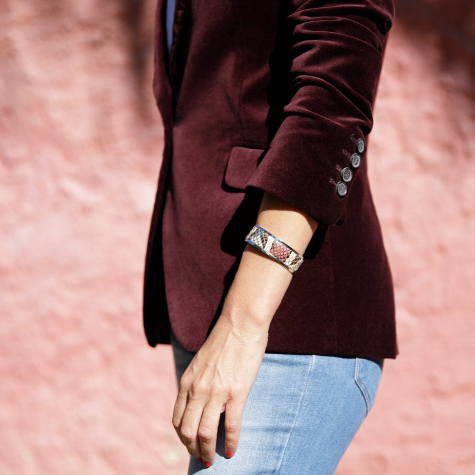 modelo con Pulsera de latón bañada en rodio con acabado en piel de pitón natural en varios color rojo, blanco, negro fantasía.