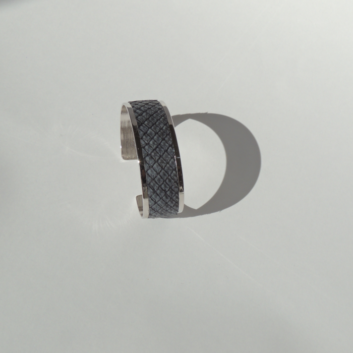 Pulsera de latón bañada en rodio con acabado en piel de pitón natural en varios color gris.