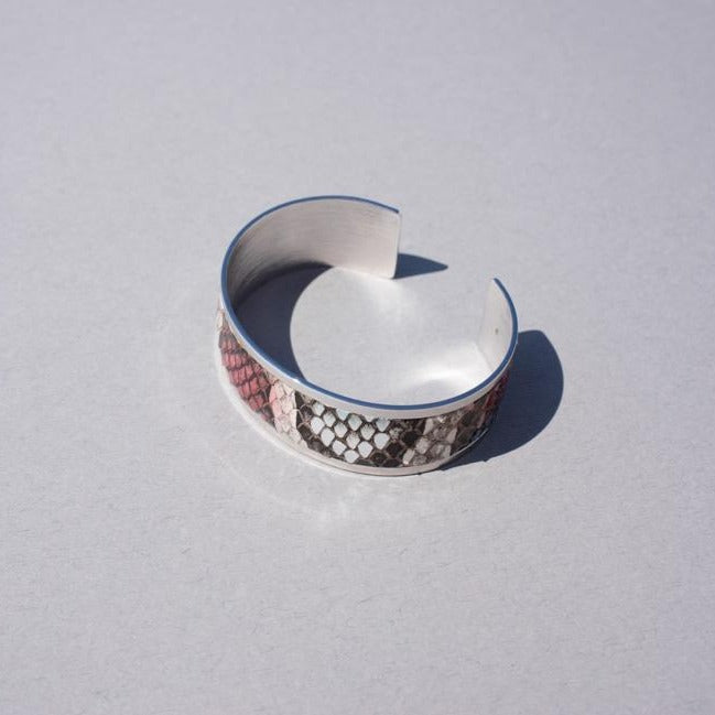 Pulsera de latón bañada en rodio con acabado en piel de pitón natural en varios color rojo, blanco, negro fantasía.